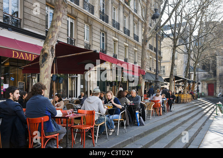 Cafe' sul marciapiede in Place Igor Stravinsky fuori il centro Pompidou, Beaubourg district, 4th Arrondissement, Parigi, Francia Foto Stock