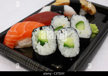 Fresh delizioso sushi sulla piastra Foto Stock