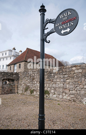 Southampton Maritime Museum e pareti nella Città Vecchia, Southampton, Hampshire, Inghilterra, Regno Unito Foto Stock