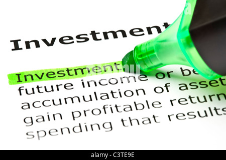 La parola "investimento" evidenziato in verde con pennarello Foto Stock