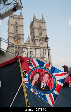 Bandiera dell'unione con il principe William e Kate Middleton fuori Abbazia di Westminster il giorno prima del Royal Wedding, aprile 2011. Foto Stock