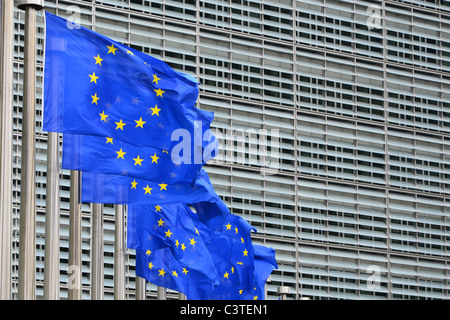 Fila di ondeggianti blu Unione europea bandiere al di fuori della sede centrale dell'UE edificio Berlaymont a Bruxelles, in Belgio Foto Stock