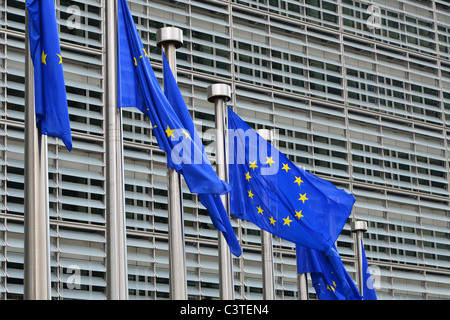 Fila di ondeggianti blu Unione europea bandiere al di fuori della sede centrale dell'UE edificio Berlaymont a Bruxelles, in Belgio Foto Stock