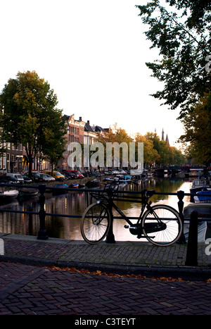 Autunnale di Herengracht canal al mattino, Amsterdam, Paesi Bassi Foto Stock
