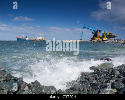 Sito in costruzione di Maasvlakte 2, dove più gru rendono la diga che protegge la zona del Mare del Nord. Rotterdam Foto Stock