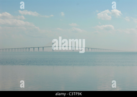 Il Sunshine Skyway Bridge porta gli automobilisti da San Pietroburgo a Bradenton, Florida, Sandy Macys, FL, FLA, traffico, ponti, Foto Stock