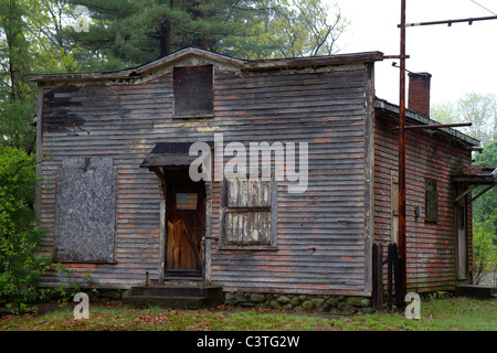 In decadimento rovina abbandonati nel New England forest Foto Stock