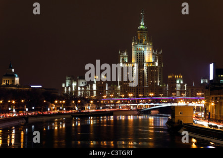 Edificio alto su Kotelnicheskaya embankment a Mosca di notte, Russia Foto Stock