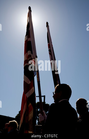 Portatori di bandiere con le bandiere del reggimento durante Anzac Day cerimonia in Adelaide Australia Foto Stock