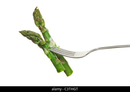 Due gli asparagi cotti spears su una forcella isolata contro bianco Foto Stock