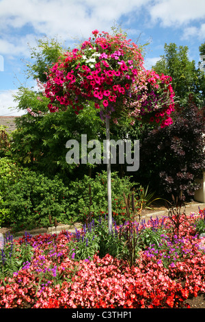 Attraente dispay floreale nel centro del villaggio di Sidford vicino alla costa sud resort di Sidmouth Foto Stock