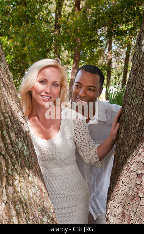 Romantico ritratto di razza mista giovane nel parco con uomo nero e bianco bionda donna Foto Stock