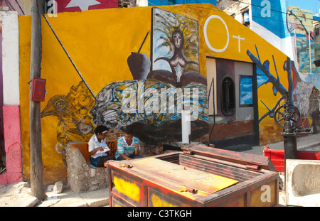 Molto colorato wild artista area street chiamato Hamel Street in Havana Cuba Foto Stock