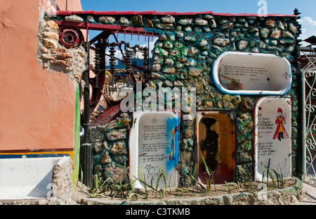Molto colorato wild artista area street chiamato Hamel Street in Havana Cuba con vaschette sulla parete Foto Stock
