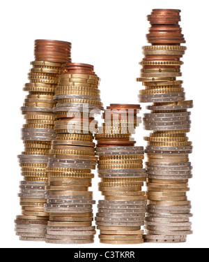 Pila di monete in euro di fronte a uno sfondo bianco Foto Stock