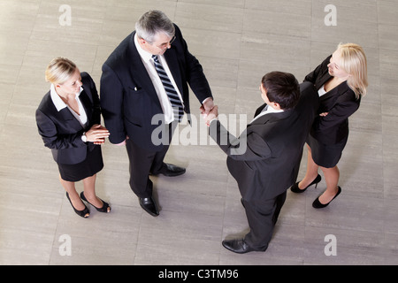 I rappresentanti delle due società si stringono la mano Foto Stock