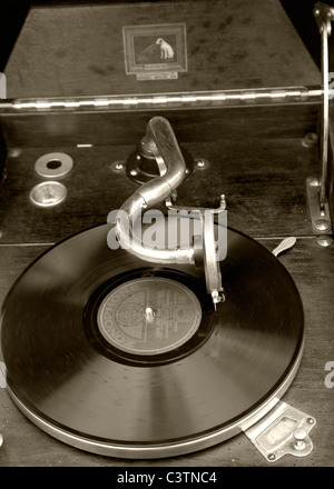 Vecchio grammofono giocando a 78rpm dai toni seppia immagine Foto Stock