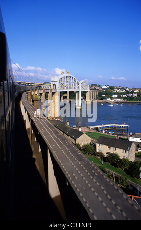 Royal Albert ponte ferroviario inaugurato nel 1859 costruito da Isambard Kingdom Brunel attraversando il fiume Tamar a Plymouth Regno Unito Foto Stock