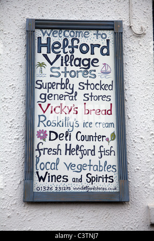 Segno al di fuori del villaggio Helford Store, Cornwall Foto Stock