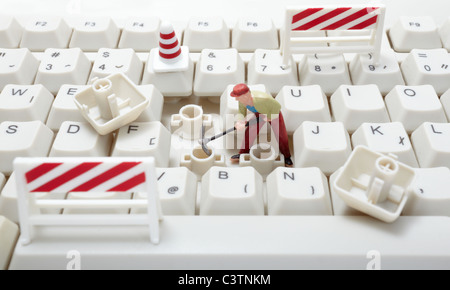 In prossimità di parti di un computer e di lavoratori del giocattolo Foto Stock