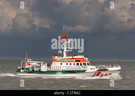 Salvare e la barca di salvataggio la crociera nel mare del Nord. Recipiente SAR Hannes Glogner DBAJ Foto Stock