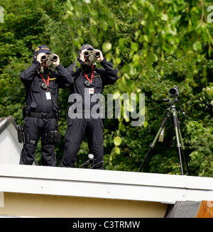 Gardaí erano a posto su edifici alti per mantenere c'occhio della Gran Bretagna la regina Elisabetta visita alla National Stud, continuin Foto Stock