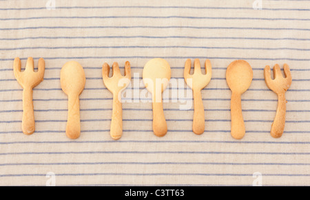 Biscotti a forma di forchette e cucchiai Foto Stock