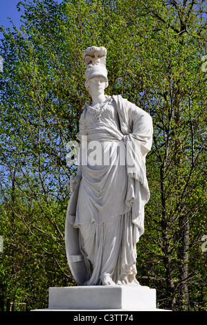 Una statua barocca di una donna greca in un giardino Foto Stock