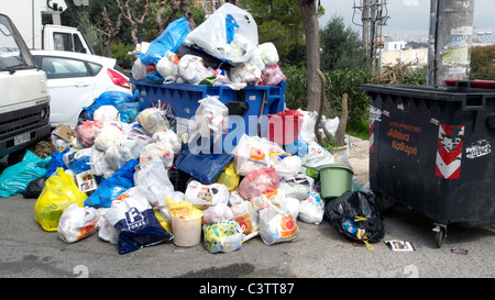 Grecia Atene psychicho bidoni della spazzatura traboccante dopo il mercato settimanale Foto Stock