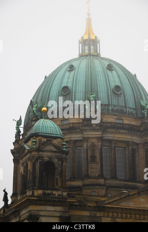 Cattedrale di Berlino (Berliner Dom) sotto la pioggia, situato sull'Isola dei Musei nel quartiere Mitte di Berlino, Germania Foto Stock