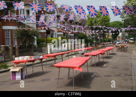 Festa di strada del quartiere nel Regno Unito aprile 29 2011. Prepararsi a preparare i tavoli per le celebrazioni per il principe William e Catherine Kate Middleton per il loro matrimonio. Sud di Londra Wandsworth Inghilterra anni '2010 Regno Unito HOMER SYKES Foto Stock