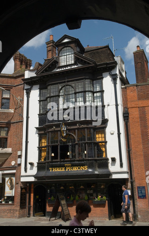 Guildford High Street, la Three Pigeons Public House. Surrey Regno Unito. HOMER SYKES anni '2011 2010 Foto Stock