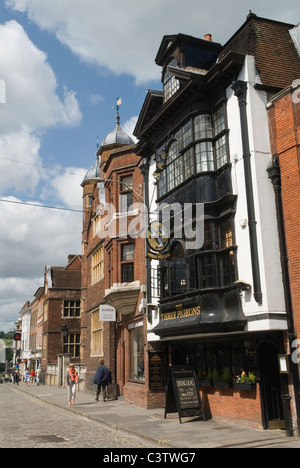 Guildford High Street, la casa pubblica dei tre piccioni. Surrey Regno Unito. George Abbots Hospital Almshouse 2011 2010s HOMER SYKES Foto Stock