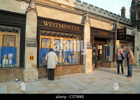 Il Westminster Abbey bookshop la notte prima del matrimonio regale del principe William e Kate Middleton, 29 aprile '11. Foto Stock