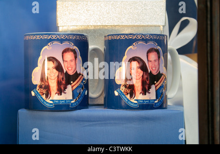 Tazze souvenir nella Westminster Abbey book shop per celebrare le nozze reali del principe William e Kate Middleton, 29 aprile '11. Foto Stock
