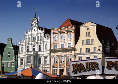 Edifici medievali nel Neuer Markt, Nuovo Mercato, Rostock, Meclenburgo-Pomerania Occidentale, Germania Foto Stock