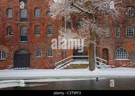 Salzspeicher, storico magazzini del sale / magazzini di sale nella neve in inverno, città anseatica di Lubecca, Germania Foto Stock