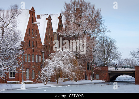 Salzspeicher, storico magazzini del sale / magazzini di sale nella neve in inverno, città anseatica di Lubecca, Germania Foto Stock