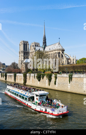 Battello da crociera sul fiume Senna davanti a sud della facciata della Cattedrale di Notre Dame de Paris, Ile de la Cite, Parigi, Francia Foto Stock