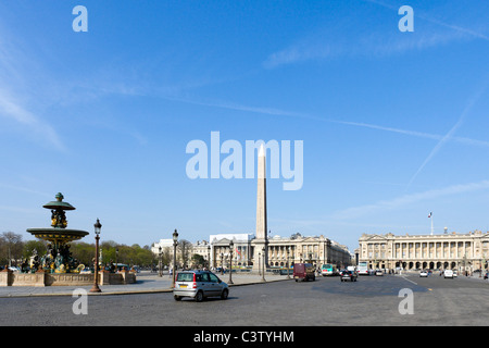 Il traffico sulla Place de la Concorde nel centro della città di Parigi, Francia Foto Stock