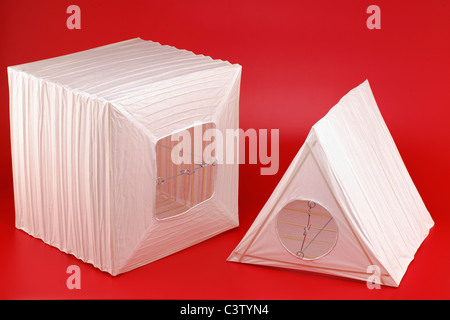 Piazza e filo triangolare e carta lightshades Foto Stock