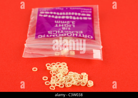 Pila di elastici ortodontici luce uno ottava dimensione 3.2mm Foto stock -  Alamy