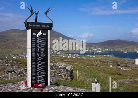 Mondo Memoriale di guerra nei pressi di castlebay Isle of Barra Ebridi Esterne Western Isles della Scozia Foto Stock