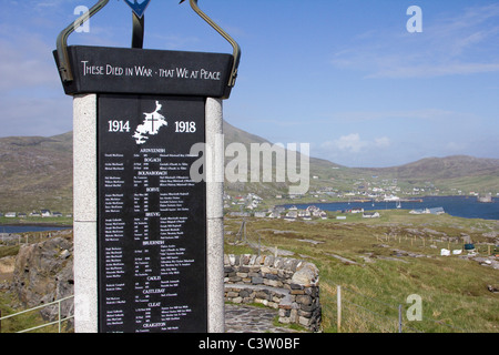 Mondo Memoriale di guerra nei pressi di castlebay Isle of Barra Ebridi Esterne Western Isles della Scozia Foto Stock