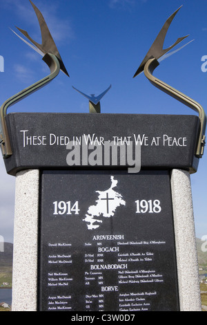 Mondo Memoriale di guerra nei pressi di castlebay Isle of Barra Ebridi Esterne Western Isles della Scozia Foto Stock