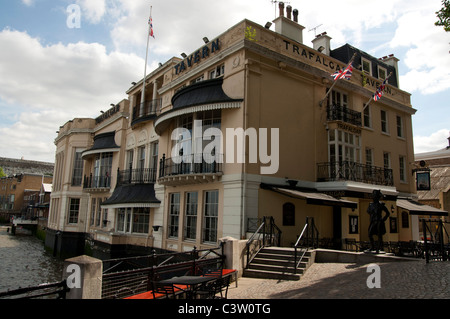 Trafalgar public house con statua di ammiraglio Nelson a Greenwich Londra Inghilterra REGNO UNITO Foto Stock