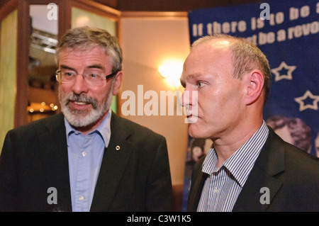 Paul Maskey e Gerry Adams Foto Stock