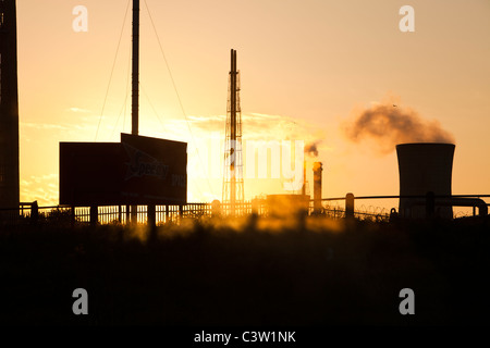 Negli impianti petrolchimici in Billingham su Teeside, UK, al tramonto. Foto Stock