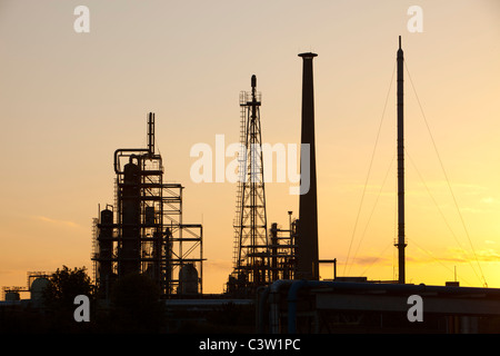 Negli impianti petrolchimici in Billingham su Teeside, UK, al tramonto. Foto Stock