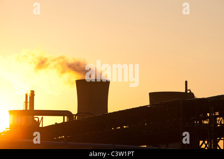 Negli impianti petrolchimici in Billingham su Teeside, UK, al tramonto. Foto Stock